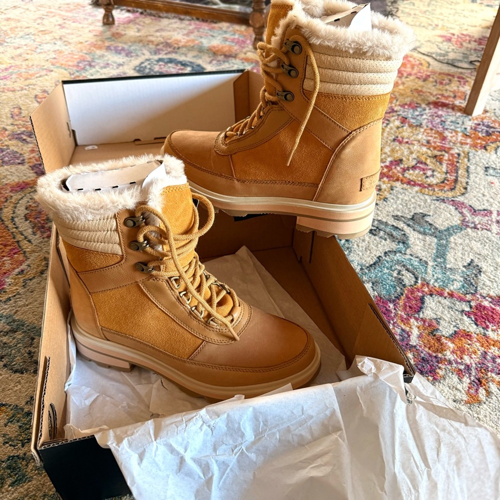 Sorel Lennox Lace up boot (NWT)
